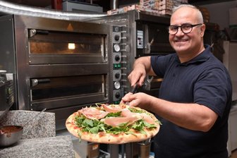 Italiener mit neuem Standort zufrieden - Tindaro Bonaccorso vom italienischen Restaurant Le Delizie Siciliane am Oelsnitzer Markt bereitet die Pizzas selbst zu, die bei seinen Gästen besonders beliebt sind.