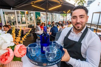 Italienische Gaststätte in Olbernhau um einen Außenbereich erweitert - Erduan Bajrami kann seine Gäste nun auch draußen bewirten.