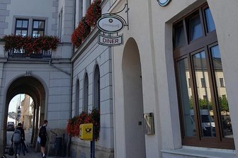 Italienische Gastwirte ziehen in leeres Lokal am Markt in Oelsnitz - Aus dem früheren Stadtcafé neben dem Oelsnitzer Rathaus wird jetzt eine Pizzeria.