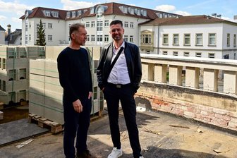 Italienisches Restaurant in Crimmitschau: „Es ist ein bisschen wie ein Traum“ - Tino Wolter (links) und Arsim Sadiki treffen sich regelmäßig auf der Baustelle im Bahnhofsgebäude, um alle Details des Restaurant-Projekts abzusprechen.