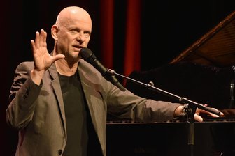 „Ja Hallo erstmal“, Ost-Balladen und Bergrausch: Vogtland-Tipps zum Wochenende - Comedian Rüdiger Hoffmann tritt am Sonntag, 18 Uhr mit „Andererseits ...“ in der Musikhalle Markneukirchen auf.