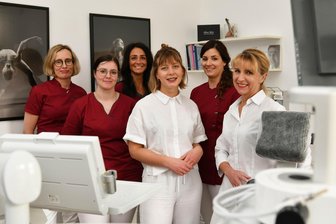 „Ja, ich komme“: Wie eine Zahnarztpraxis in Mittweida Verstärkung fand - Das Praxisteam (v. l.): Anja Wolfram, Sina Müller, Alisa Titze, Theresa Spycher, Anne Zeiße und Beate Heilmann.