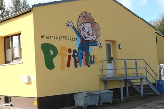 Ja zu „Pfiffikus“ So geht die Kita-Sanierung in Eppendorf weiter - In Eppendorf wird die Sanierung der Fassade fortgesetzt. Foto: Knut Berger