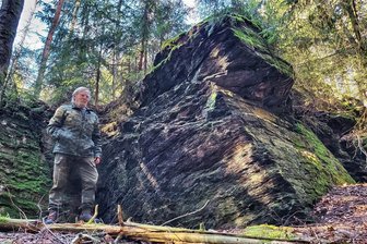 Jäger des verlorenen Grabes: Ein Rätsel aus dem Erzgebirge - Heimatforscher Klaus-Dieter Karl vor dem Felsen, der seit Jahrhunderten als Hermannsgrab gilt. Als junger Mann hat Karl mit einem Freund hier eine Ausgrabung vorgenommen. Gefunden wurde das Grab nie.