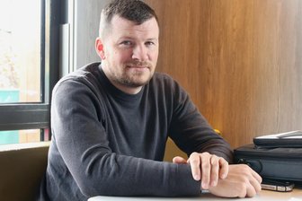Jäger Hirsch über Wölfe im Vogtland: „Kein Tier frisst 40 Kilo Fleisch in einer Nacht“ - Daniel Hirsch ist nicht nur Landwirt, sondern geht zwischen Coschütz, Losa und Scholas auch auf die Jagd.
