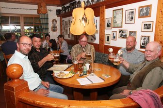 Jäger im Oberen Vogtland beklagen Rückgang des Wildes - Jörg Höland (rechts) ist Gründungsmitglied des Jägerstammtisches.