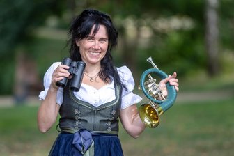 Jägerfest in Limbach-Oberfrohna: Mehr Hightech, mehr Frauen und mehr Problemtiere - Tradition und Moderne im Weidwerk: Jägerin Manuela Dittrich aus Thum mit ihrem Jagdhorn und einem Fernglas. Die Anzahl der Frauen mit Jagdschein nimmt zu.