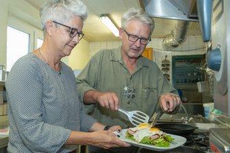 Jägerhallen-Wirte sind mit dieser vogtländischen Spezialität zurück: „Das muss im Mund richtig schön crunchen“ - Der „Stramme Bambes“ ist eine Hommage an den „Strammen Max“. Annett Zoglauer-Schmider und Thomas Schmieder haben ihn auf die Speisekarte gesetzt, wie auch Variationen mit Gulasch, Roulade, Lachs, Apfelmus. Seit 1878 gibt es die Jägerhalle. Die Eltern der jetzigen Wirtin führten sie ab 1991.