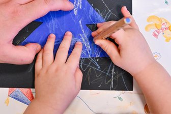 Jährlich bis zu 1150 Euro zusätzlich: Plauener Eltern sollen deutlich mehr für die Kita-Betreuung ihrer Kinder zahlen - Alltag in vogtländischen Kindergärten und Krippen: Kinder lassen ihrer Fantasie freien Lauf. Die Betreuungskosten sollen in Plauen angehoben werden.