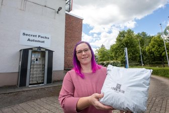 Jagd auf Plauener Automaten-Einbrecher: Mit diesem Trick gingen Diebe in die Falle - Das letzte Paket an der Plauener Hammerstaße ist gezogen: Unternehmerin Stefanie Schink zieht mit ihrem Automaten um.