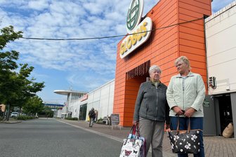 Jagd nach billiger Ware im Neefepark Chemnitz: Kunden überrascht vom vorzeitigen Globus-Aus - Rita Günther und Karin Voigt aus Reichenbrand sind doppelt enttäuscht: Einmal, weil sie am Mittwoch noch ein letztes Mal im Globus einkaufen wollten, und grundsätzlich, weil der Globus überhaupt zu macht.
