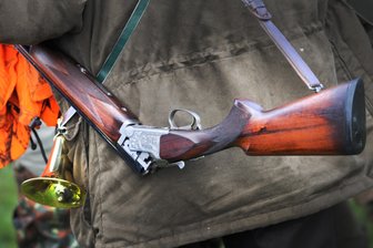 Jagdhund schießt versehentlich auf Jäger -