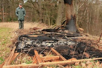 Jagdkanzel bei Plohn gesprengt: Trümmer fliegen bis zu 20 Meter weit - Jäger Erich Wilhelm entdeckte zwischen Röthenbach und Plohn die Überreste der Jagdkanzel seines Kollegen. 