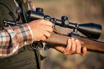 Jagdunfall im Vogtland: Warum ein Schuss auf ein Wildschwein einen Menschen traf - Dieses Symbolbild zeigt einen Jäger beim Laden seines Gewehres. Jagdunfälle passieren selten in Deutschland. Vergangenes Jahr gab es zwei Verletzte und keinen Toten. 