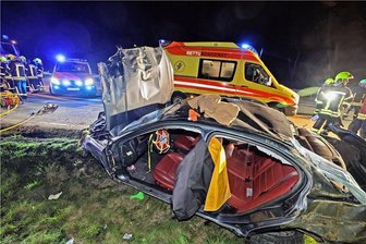 Jaguar überschlägt sich auf A4 bei Hohenstein-Ernstthal: Warum die Feuerwehr mehr als drei Stunden im Einsatz war - Der Sportwagen kam in völlig demoliertem Zustand neben der Fahrbahn zum Stehen.