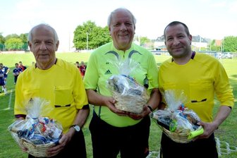 Jahns bringen es auf 6000 Spiele - Das Pfeifen von Fußballspielen liegt der Familie Jahn im Blut. Allerdings gab es das Schiedsrichtertrio Manfred, Siegfried und Enrico Jahn nur fünfmal als Dreiergespann.