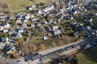 Jahnsbach im Erzgebirge bekommt neue Tempo-30-Zone - Zwischen der Geyerschen Straße (l.) und der Straße der Freundschaft (oben) liegt der Bereich mit der Friedrich-Ludwig-Jahn-Straße (Mitte), der Harnischgasse (r.) und dem früheren Bahnhof (vorn). Da soll künftig Tempo 30 gelten.