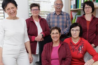 Jahnsbacher Hausärzte gehen gelassen in Rente - Ärztin Ruth Richter (vorn rechts) und Arzt Matthias Hofmann werden im Ruhestand ihr Jahnsbacher Praxisteam - im Bild Uta Gärtner, Katrin Greißig, Angela Hartmann, Claudia Hofmann (von links) vermissen. Denn das Klima sei stets toll gewesen.