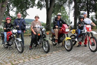 Jahnsbacher und Gäste fahren auf Simson-Mopeds ab - Premiere in Jahnsbach: (v.l.) Adrian Bernt, Dietmar Burkmann, Florian Schulze, André Bernt, Juliane Bernt und Frank Neubert gehörten zu den insgesamt 50 Teilnehmern des ersten Simson-Treffens.