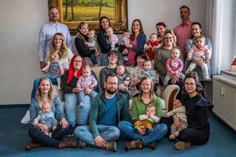 Jahnsdorf begrüßt seine Jüngsten - es sind weniger als zuletzt - Die Babybegrüßung in Leukersdorf. Bürgermeister Albrecht Spindler (rechts hinten) will in seiner Amtszeit bis 2030 Möglichkeiten für mehr Zuzug schaffen.