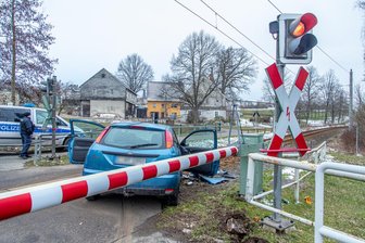 Jahnsdorf: Ford landet im Gleisbett -