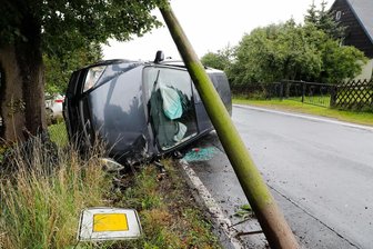 Jahnsdorf: Zwei Unfälle hintereinander - Ein Ford kollidierte am Freitag in Jahnsdorf mit einem Mast.