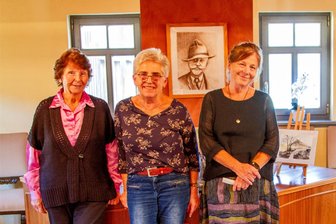 „Jahnsdorfer Bilder“: Kunstausstellung zwischen Erfolg und Wehmut - Jede der Künstlerinnen - Gerda Bochmann (v. l.), Elke Skurt und Sieglinde Hofmann - stellt 20 Werke aus. Die Schau im Kundehaus wird gefördert von der „Partnerschaft für Demokratie am Eisenweg“ und mit Bundes- sowie Landesmitteln.