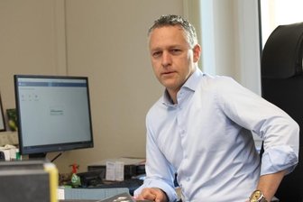 Jahnsdorfer Ex-Bürgermeister kurz vor Landrats-Nominierung - Carsten Michaelis in seinem Büro. Seit 2016 ist er Beigeordneter im Landratsamt. Am Mittwoch will ihn die CDU als Kandidat für die Landratswahl nominieren. 