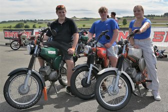 Jahnsdorfer Flugplatz als besondere Location für Moped-Treffen - Axel Balzuweit aus Eibenberg, Matteo Lange aus Jahnsdorf und Marika Lindner aus Gelenau (von links) beim Treffen.