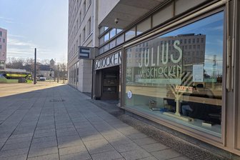 Jahr der Jüdischen Kultur beginnt: Sperrungen zur Eröffnung vor Chemnitzer Museum - Im Fenster des Cafés „Julius“ steht schon ein Chanukka-Leuchter. Am Sonntag kommt noch ein weiterer hinzu.
