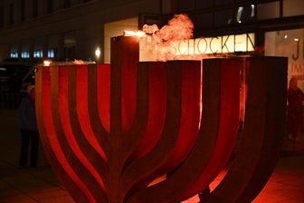Jahr der jüdischen Kultur in Sachsen: Auftakt in Chemnitz mit viel Hoffnung, Kritik und einer Schweigeminute - Die erste Kerze zum Lichterfest Chanukka in Chemnitz ist entzündet. In diesem Jahr steht der Leuchter nicht im Stadthallenpark, sondern auf dem Stefan-Heym-Platz vor dem Smac.