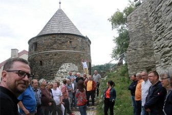 Jahrelange Sanierung beendet: So schnieke präsentiert sich jetzt die Burgruine Elsterberg - Die Teilnehmer an der Abschlussfeierstunde der Generalsanierung der Burgruine legten am Vereinsturm einen kurzen Stopp in ihrem Rundgang ein. Planer Thomas Schafferhans (links) berichtete dabei über die Sanierungsarbeiten.