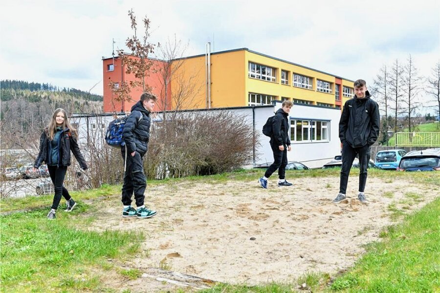 Jahrelanger Wunsch in Rechenberg: Nun erhält die Oberschule eine Lauf- und Sprunganlage - Seit Jahren müssen sich die Rechenberger Oberschüler mit dieser Sand-Sprunggrube zufriedengeben. 