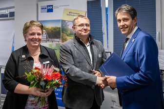 Jahrelanges Engagement für heimische Firmen gewürdigt: Dieser Erzgebirger ist jetzt Ehrenpräsident - Regional-Geschäftsführerin Jana Dost und Regional-Präsident André Lang (rechts) gratulieren Gert Bauer.
