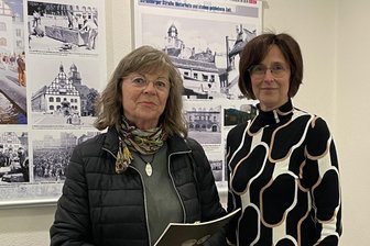 Jahresausstellung im Plauener Stadtarchiv begrüßt Jubiläumsgast - Christine Reimann (links), die 2500. Besucherin der Ausstellung „Stillstand, Mut und Aufbruch“, mit Doris Meijler, Leiterin des Stadtarchivs.