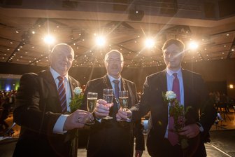 Jahresempfang des Plauener Oberbürgermeisters: Ehrungen, Danksagungen und ein nerviges Handyklingeln - Ein Prost auf Plauen: Sachsens Kultusminister Conrad Clemens, Oberbürgermeister Steffen Zenner und Hochschulrektor Lutz Neumann.