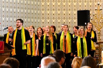 Jahreskonzert mit dem Gospelchor Jahnsbach - Der Gospelchor Jahnsbach tritt auch bei Gottesdiensten auf, wie hier zur Konfirmation.