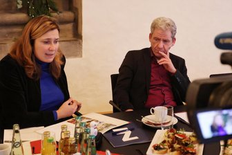 Jahresrückblick im Zwickauer Rathaus: Woran OB Arndt gern zurückdenkt – und was sie nicht ausspricht - Oberbürgermeisterin Constance Arndt neben Rathaussprecher Mathias Merz: Appell an alle Zwickauer – und an die anwesenden Medienvertreter.