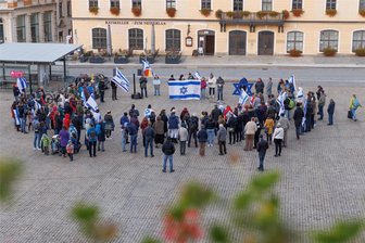 Jahrestag Terror-Angriff: Stille Mahnwache in Annaberg-Buchholz geplant - Bereits vor gut einem Jahr hatte es eine Gedenkveranstaltung auf dem Annaberger Markt gegeben, organisiert vom Initiativkreis „Marsch des Lebens“.