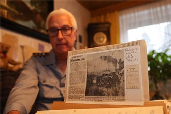 Jahrestag: Vor 50 Jahren rollte auf dieser Strecke im Erzgebirge der letzte Personenzug - Jens Arnold aus Meinersdorf zeigt die Fahrkarte der letzten Fahrt des Personenzuges auf der Strecke Thum-Meinersdorf.