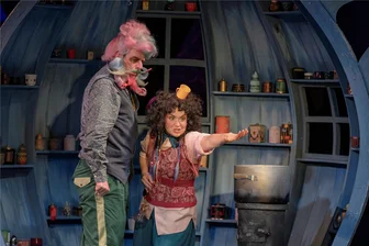 Jahreswechsel im Erzgebirge: Theater und Philharmonie zünden unterhaltsames Feuerwerk - Zauberer Suseldrus (Marvin Thiede) und die Töpfchenhexe (Anna Bittner) machen gemeinsame Sache.