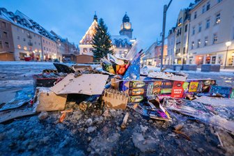 Jahreswechsel in Plauen: So fällt die Bilanz der Feuerwehr aus - Auf dem Plauener Altmarkt sammelten sich Berge abgebrannter Feuerwerkskörper.