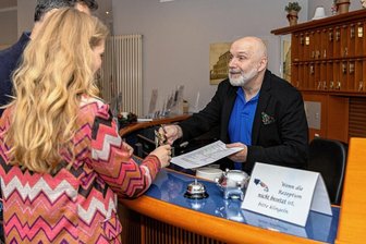 Jahreswechsel: Kaum freie Hotelbetten - Weil sie über die Weihnachtsfeiertage die Familie im Vogtland besuchen, haben sich Susanne und Thomas Matz aus Berlin im Hotel Falkenstein einquartiert. In Zeiten von Personalmangel hat auch Betriebsleiter Rolf Walter alle Hände voll zu tun kurz vor dem Jahreswechsel. 