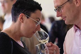 Jahrgang 2022: Was Fans der Weine aus Sachsens Elbtal erwartet - Wie gut ist der neue Jahrgang? Bei der Jungweinprobe in Coswig konnten sich Händler und Gastronomen einen Eindruck verschaffen.
