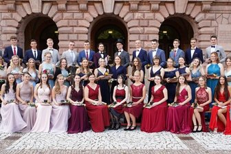 Jahrgangsbeste möchte Hebamme werden - Sie haben am Rochlitzer Johann-Mathesius-Gymnasium das Abitur gemacht: Letizia Arnold, Linda Bartel, Simon Beier, Anna Helene Blumstengel, Hannah Luisa Böhlke, Luca-Morris Dost, Lara Dziuballe, Pascal Eichhorn, Lena Marie Eisenschmidt, Saskia Günther, Celine Janet Heilmann, Josy Henning, Lara Heß, Lara Heyne, Charlotte Kahlert, Kira Kepper, Robin Kunth, Zoe Leutert, Hannes Ludwig, Luisa Lüpfert, Lena Müller, Catharina Niemann, Ludwig Nitsche, Anneli Rätzer, Gino Rausch, Petra Katharina Reichel, Johanna Richter, Niclas Lyonel Ring, Friederike Röbert, Cindy Natalie Scherf, Hannes Schille, Lena Schulze, Alexandra Steyer, Leon Thalheim, Friedrich Thalmann, Kira Linette Triebe, Hendrik Troll, Hannah Veit, Elisabeth Katharina Vogt, Jonas Emanuel Wagner, Rebekka Wagner, Max Weber, Sophia Weber, Felix Weißhuhn, Annika Winkler und Lisa-Marie Zukale. 