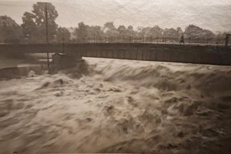 Jahrhundert-Hochwasser 1954: Soldaten evakuieren Kinder aus Ferienlager direkt an der Mulde - Juli 1954 an der Cainsdorfer Brücke: Die sonst friedlich dahinplätschernde Mulde wird zum reißenden Strom.