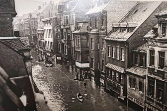 Jahrhundert-Hochwasser im Juli 1954 führte zu regem Bootsverkehr in der Zwickauer Innenstadt - Zwickau im Juli 1954: Blick aus dem dritten Stock auf die überflutete Hauptstraße in Richtung Süden.