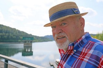 Jahrhundertflut in Mittelsachsen: Als Lichtenberg gegen die Katastrophe kämpfte - Volker Uhlig, Landrat a. D., war vor 20 Jahren für das Katastrophenmanagement im ehemaligen Landkreis Freiberg zuständig. Die Talsperre Lichtenberg lief damals über, und der Ort musste evakuiert werden. 