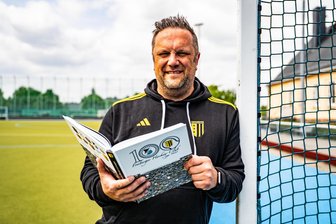 „Jahrhundertwerk“ ist fertig: Freiberger Hockeyfunktionär veröffentlicht Buch zum 100. Vereinsgeburtstag - Tobias Seifert mit seinem „Jahrhundertwerk“. Sechs Jahre Arbeit hat der Vizechef des FHTC in das Buch zum 100. Vereinsgeburtstag gesteckt.