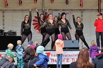 Jahrmarkt in Hohenstein-Ernstthal: Was Fasching und Pilze gemein haben - Der Faschingsverein "RO-WE-HE" sorgte für Stimmung auf der Bühne. Im Bild die Garde der Tanzgruppe Mona Lisa.